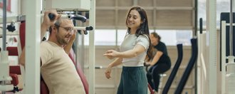 Laufer Mühle eine Frau unterstützt einem Mann beim Sport machen